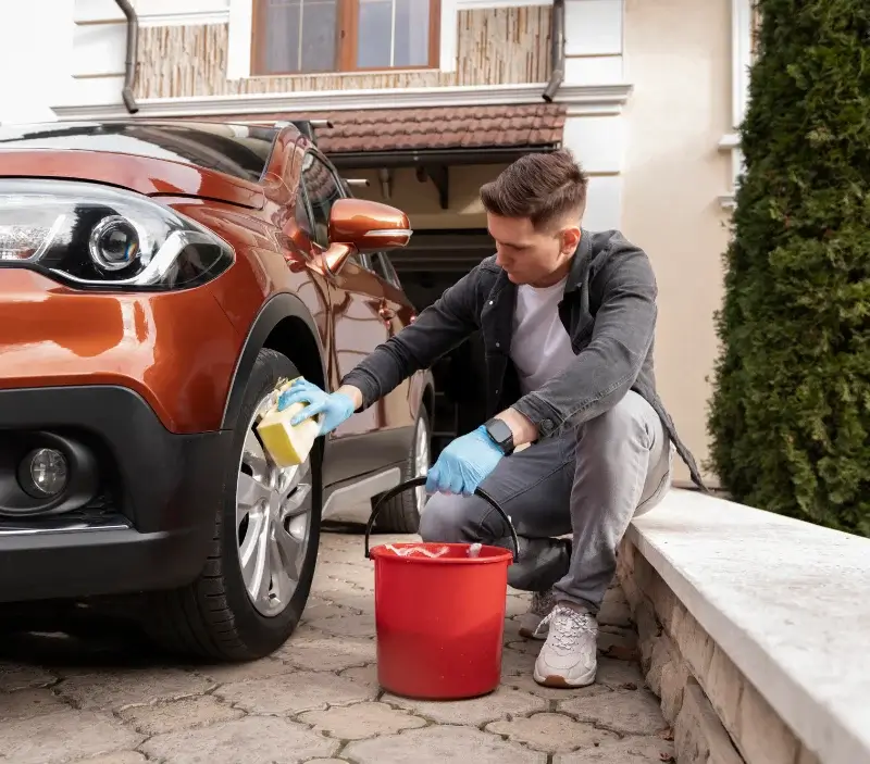 Lavage auto à domicile Caluire-et-Cuire : professionnel intervenant sur un véhicule